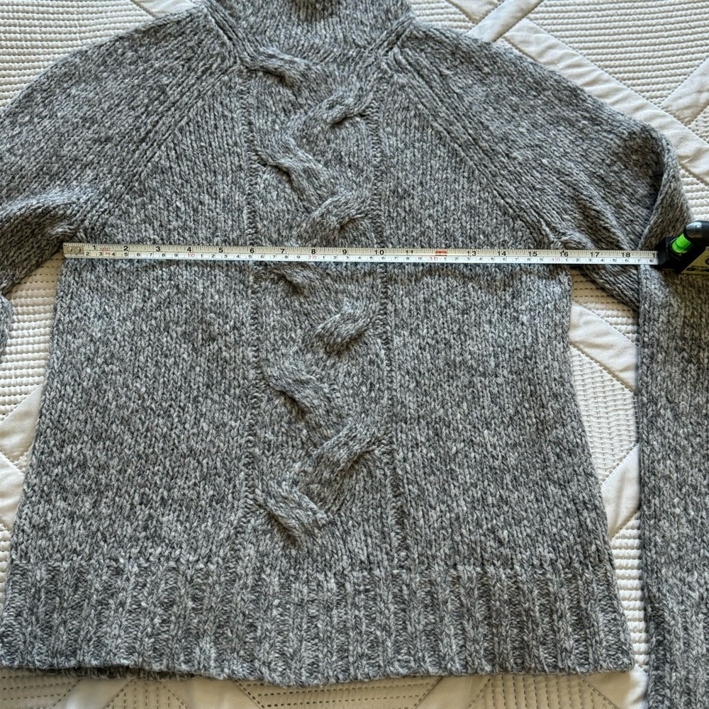 ANN TAYLOR GRAY CABLE KNIT MERINO BLEND (80%) SWEATER SZ M - Picture 4 of 7